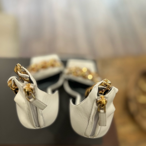 Show stopping white Lamb Leather Versace Heels - Picture 4 of 7